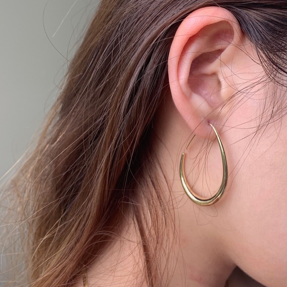 LAST ONE! Simple Elle💖 18K Gold Hoops Earrings - Picture 3 of 5